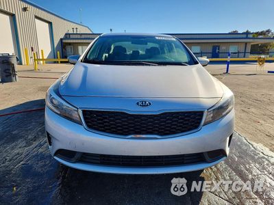 Piąte zdjęcie samochodu w środku: 2017 KIA FORTE LX VIN:3KPFL4A79HE016110 - miniatura