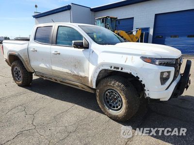 Czwarte zdjęcie samochodu z boku: 2023 GMC CANYON AT4X VIN:1GTP6EEK4P1213378 - miniatura