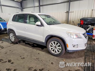 Czwarte zdjęcie samochodu z boku: 2010 VOLKSWAGEN TIGUAN SE VIN:WVGBV7AX2AW512710 - miniatura
