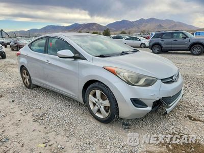 Czwarte zdjęcie samochodu z boku: 2013 HYUNDAI ELANTRA GLS VIN:KMHDH4AE4DU815629 - miniatura