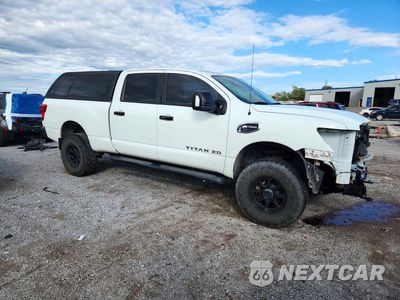 Czwarte zdjęcie samochodu z boku: 2017 NISSAN TITAN XD SV VIN:1N6BA1F34HN574335 - miniatura
