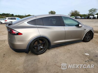 Trzecie zdjęcie samochodu z tyłu: 2017 TESLA MODEL X VIN:5YJXCAE2XHF051041 - miniatura