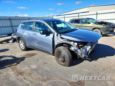 Czwarte zdjęcie samochodu z boku: 2023 TOYOTA COROLLA CROSS L VIN:7MUAAABG5PV057177 - miniatura