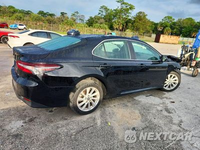 Trzecie zdjęcie samochodu z tyłu: 2021 TOYOTA CAMRY LE VIN:4T1C11AK8MU550766 - miniatura