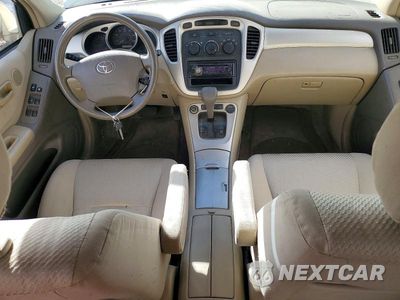 Zdjęcie 8 z 12 samochodu: 2005 TOYOTA HIGHLANDER BASE VIN:JTEGP21A450044695 - miniatura