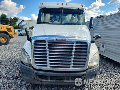 Piąte zdjęcie samochodu w środku: 2014 FREIGHTLINER CASCADIA SEMI TRUCK VIN:3AKJGEBG1ESFS2178 - miniatura