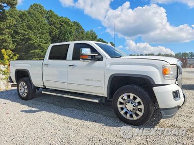 Czwarte zdjęcie samochodu z boku: 2016 GMC SIERRA K2500 DENALI VIN:1GT12UE81GF194436 - miniatura
