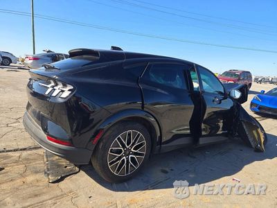 Trzecie zdjęcie samochodu z tyłu: 2025 FORD MUSTANG MACH-E PREMIUM VIN:3FMTK3R77SMA56098 - miniatura