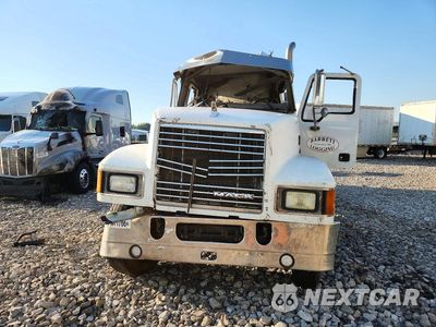 Piąte zdjęcie samochodu w środku: 2012 MACK CHU613 SEMI TRUCK VIN:1M1AN07YXCM010937 - miniatura