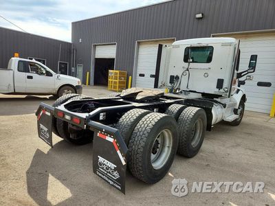 Trzecie zdjęcie samochodu z tyłu: 2022 PETERBILT 579 SEMI TRUCK VIN:1XPBAP8X0ND758502 - miniatura