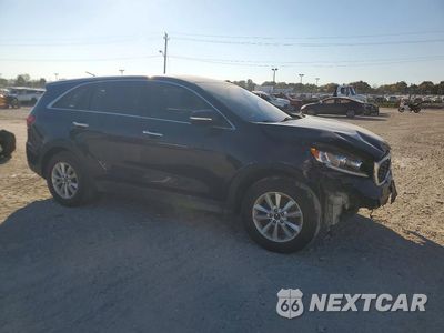 Czwarte zdjęcie samochodu z boku: 2019 KIA SORENTO LX V6 VIN:5XYPG4A50KG495132 - miniatura