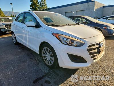 Czwarte zdjęcie samochodu z boku: 2016 HYUNDAI ELANTRA GT BASE VIN:KMHD35LHXGU306130 - miniatura