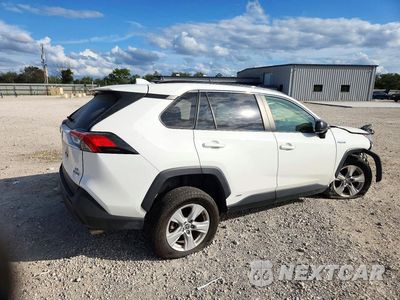 Trzecie zdjęcie samochodu z tyłu: 2021 TOYOTA RAV4 LE VIN:JTMLWRFV1MD128698 - miniatura