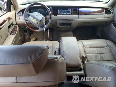 Zdjęcie 8 z 13 samochodu: 2001 LINCOLN TOWN CAR SIGNATURE VIN:1LNHM82W01Y620885 - miniatura