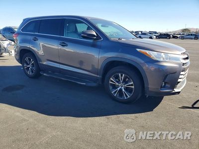 Czwarte zdjęcie samochodu z boku: 2019 TOYOTA HIGHLANDER LE VIN:5TDZARFH5KS049913 - miniatura