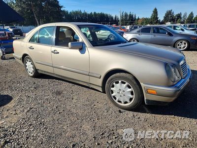 Czwarte zdjęcie samochodu z boku: 1996 MERCEDES-BENZ E 320 VIN:WDBJF55F0TJ023370 - miniatura