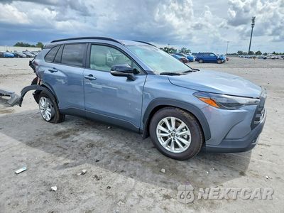 Czwarte zdjęcie samochodu z boku: 2026 TOYOTA COROLLA CROSS LE VIN:7MUCAAAG1TV188966 - miniatura