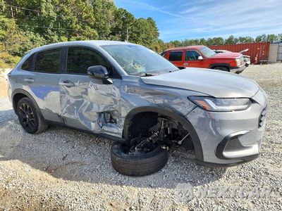 Czwarte zdjęcie samochodu z boku: 2025 HONDA HR-V SPORT VIN:3CZRZ1H57SM725642 - miniatura