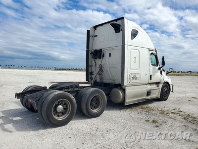 Trzecie zdjęcie samochodu z tyłu: 2022 FREIGHTLINER CASCADIA 126 SEMI TRUCK VIN:1FUJHHDV0NLNH9941 - miniatura