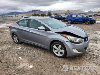 Czwarte zdjęcie samochodu z boku: 2013 HYUNDAI ELANTRA GLS VIN:KMHDH4AE5DU912869 - miniatura