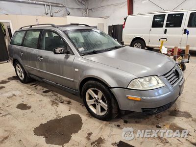 Czwarte zdjęcie samochodu z boku: 2004 VOLKSWAGEN PASSAT GLX 4MOTION VIN:WVWYH63B24E130804 - miniatura