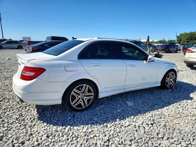 Trzecie zdjęcie samochodu z tyłu: 2013 MERCEDES-BENZ C 300 4MATIC VIN:WDDGF8AB8DR258835 - miniatura
