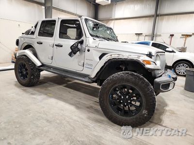 Czwarte zdjęcie samochodu z boku: 2022 JEEP WRANGLER UNLIMITED SAHARA 4XE VIN:1C4JJXP69NW153520 - miniatura