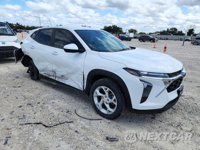Czwarte zdjęcie samochodu z boku: 2024 CHEVROLET TRAX LS VIN:KL77LFE27RC114542 - miniatura
