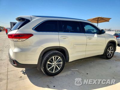 Trzecie zdjęcie samochodu z tyłu: 2018 TOYOTA HIGHLANDER XLE VIN:5TDKZRFH7JS527869 - miniatura