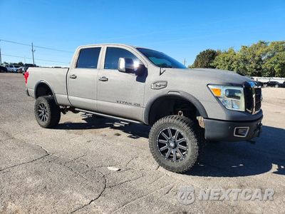 Czwarte zdjęcie samochodu z boku: 2017 NISSAN TITAN XD PLATINUM RESERVE VIN:1N6AA1F42HN514123 - miniatura