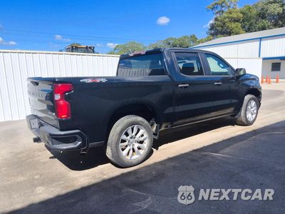 Trzecie zdjęcie samochodu z tyłu: 2021 CHEVROLET SILVERADO K1500 CUSTOM VIN:1GCPYBEK9MZ176365 - miniatura