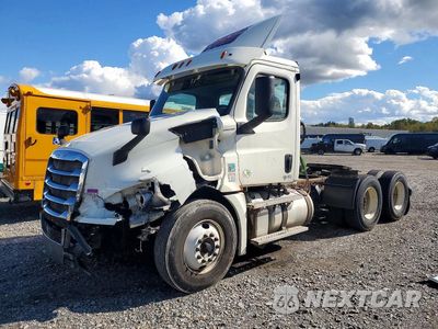 2018 FREIGHTLINER CASCADIA 126 SEMI TRUCK 3AKJHLDV7JSJX5301 - główne zdjęcie licytacji z USA - miniatura