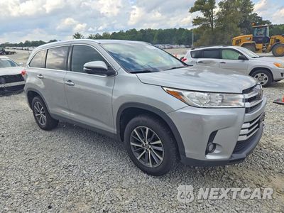 Czwarte zdjęcie samochodu z boku: 2019 TOYOTA HIGHLANDER XLE VIN:5TDKZRFH5KS348036 - miniatura