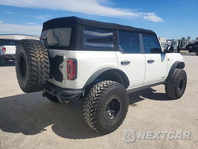 Trzecie zdjęcie samochodu z tyłu: 2022 FORD BRONCO BASE VIN:1FMEE5DH7NLA85571 - miniatura
