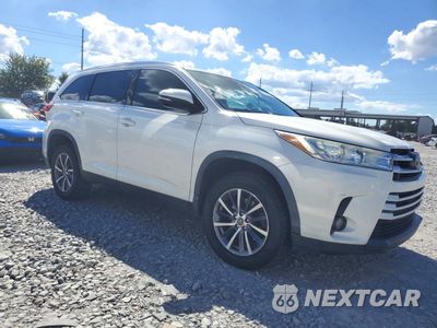 Czwarte zdjęcie samochodu z boku: 2019 TOYOTA HIGHLANDER XLE VIN:5TDKZRFH2KS572333 - miniatura