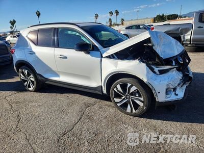 Czwarte zdjęcie samochodu z boku: 2024 VOLVO XC40 PLUS VIN:YV4L12UL2R2288631 - miniatura
