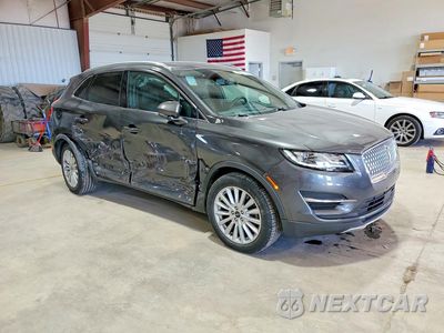 Czwarte zdjęcie samochodu z boku: 2019 LINCOLN MKC VIN:5LMCJ1D98KUL48478 - miniatura