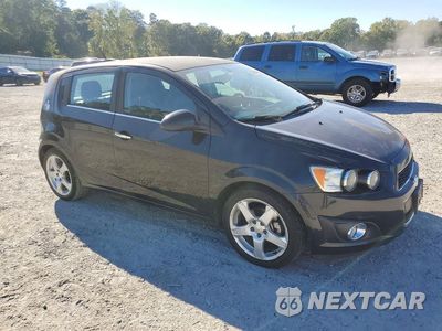 Czwarte zdjęcie samochodu z boku: 2015 CHEVROLET SONIC LTZ VIN:1G1JE6SB2F4122280 - miniatura