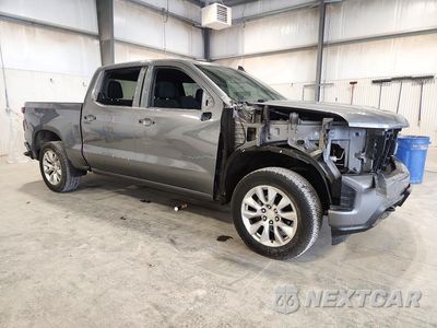 Czwarte zdjęcie samochodu z boku: 2021 CHEVROLET SILVERADO K1500 CUSTOM VIN:1GCUYBEF4MZ149564 - miniatura