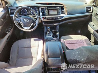 Zdjęcie 8 z 13 samochodu: 2018 TOYOTA HIGHLANDER LE VIN:5TDBZRFH1JS820862 - miniatura