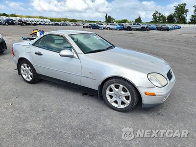Czwarte zdjęcie samochodu z boku: 1999 MERCEDES-BENZ SLK 230 KOMPRESSOR VIN:WDBKK47F8XF111986 - miniatura