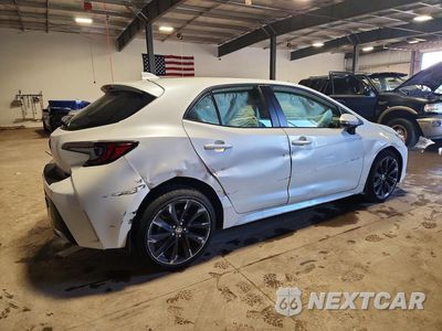 Trzecie zdjęcie samochodu z tyłu: 2025 TOYOTA COROLLA XSE VIN:JTNC4MBE5S3252308 - miniatura