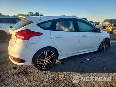 Trzecie zdjęcie samochodu z tyłu: 2017 FORD FOCUS ST VIN:1FADP3L9XHL345335 - miniatura