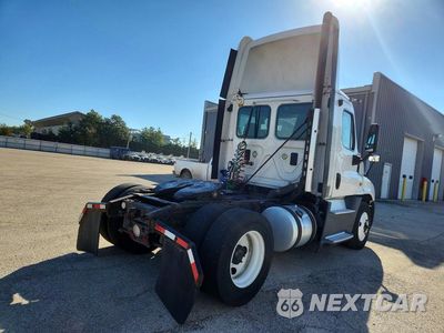 Trzecie zdjęcie samochodu z tyłu: 2016 FREIGHTLINER CASCADIA 125 SEMI TRUCK VIN:1FUBGEDV1GLHC5775 - miniatura