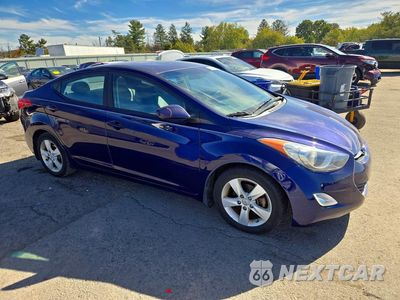 Czwarte zdjęcie samochodu z boku: 2013 HYUNDAI ELANTRA GLS VIN:5NPDH4AE4DH400583 - miniatura