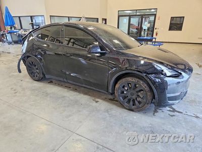 Czwarte zdjęcie samochodu z boku: 2023 TESLA MODEL Y VIN:7SAYGAEE2PF592105 - miniatura
