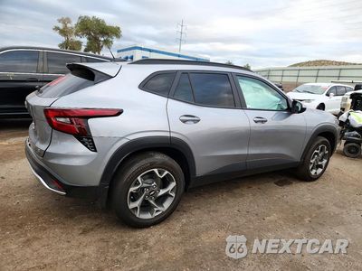 Trzecie zdjęcie samochodu z tyłu: 2026 CHEVROLET TRAX 1LT VIN:KL77LHEP2TC153120 - miniatura