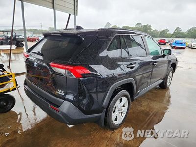 Trzecie zdjęcie samochodu z tyłu: 2021 TOYOTA RAV4 XLE VIN:4T3RWRFV5MU048480 - miniatura