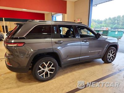 Trzecie zdjęcie samochodu z tyłu: 2025 JEEP GRAND CHEROKEE LIMITED VIN:1C4RJHBGXSC280413 - miniatura