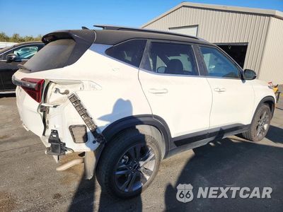 Trzecie zdjęcie samochodu z tyłu: 2023 KIA SELTOS S VIN:KNDEU2AA2P7384183 - miniatura